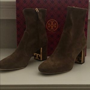 Tory Burch GIGI 70mn stretch suede River Rock